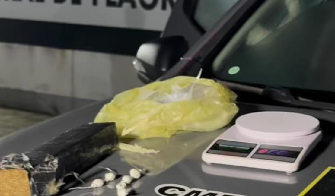 Após denúncia de vizinhos, homem é preso vendendo drogas na mesa de casa no Jacintinho