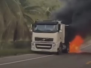 Carreta é destruída por incêndio em rodovia no litoral sul de Alagoas