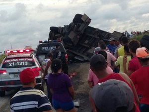 Caminhão tomba na BR-101 em Campo Alegre e motorista fica ferido