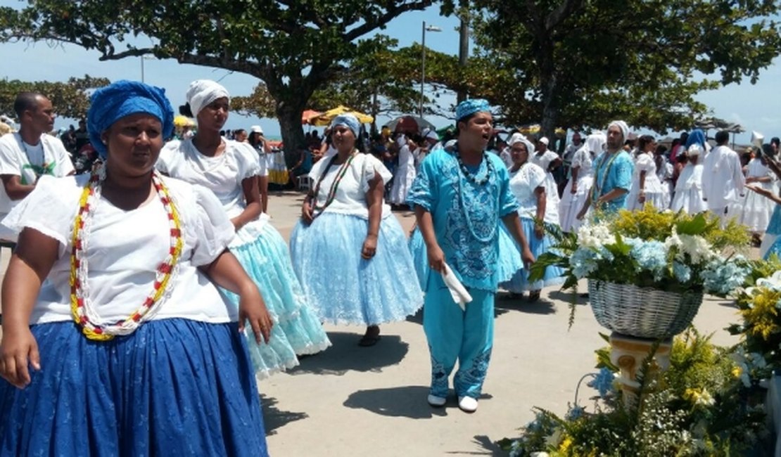 Religiosos de matriz africana fazem homenagens à Iemanjá na orla de Pajuçara, em Maceió