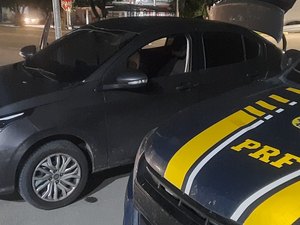 Carro roubado em Juazeiro é apreendido pela PRF em São Sebastião