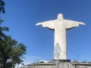 Consegue ver? Foto de esguicho de fonte é atribuída a Jesus