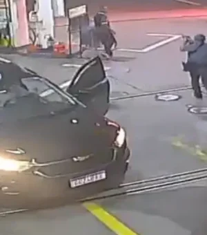 Taxista bate em carro da PM para escapar de sequestro em SP