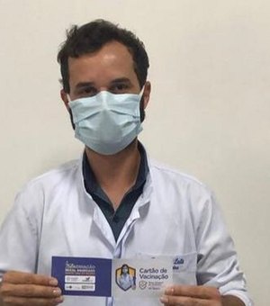 Enfermeiro que atua na linha de frente contra à Covid-19 é o primeiro a ser imunizado em Arapiraca