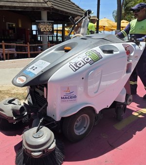 Prefeitura de Maceió intensifica limpeza na orla marítima devido aos fortes ventos