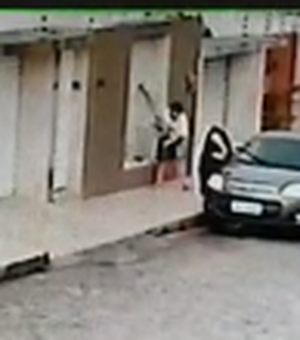 [Vídeo]  Mulher é flagrada ao furtar plantas de residência em Arapiraca 