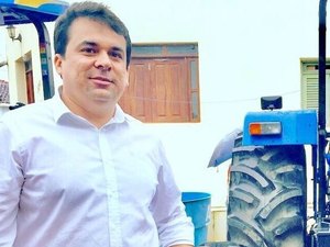 Vereador é atendido com tratores para serem usados nas comunidades rurais