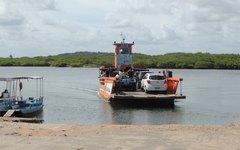 Travessia de balsa no rio Manguaba faz parte do Pontal do Boqueirão