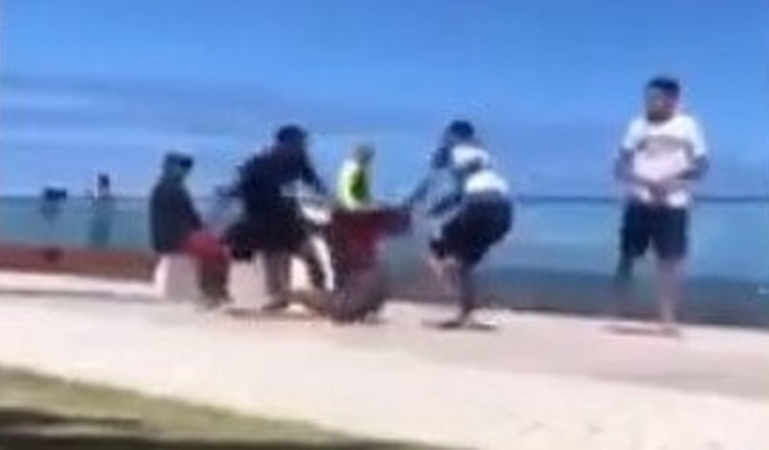 Vídeo mostra torcedor do CRB sendo agredido no Marco dos Corais