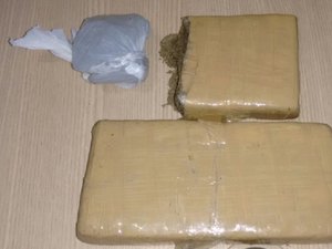 Suspeito de tráfico de drogas é preso com quase 1kg de maconha e crack