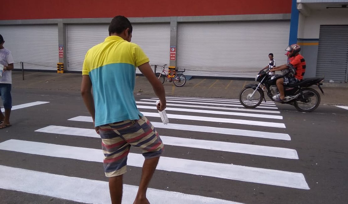 Moradores se unem e pintam faixa de pedestre no centro de Arapiraca 