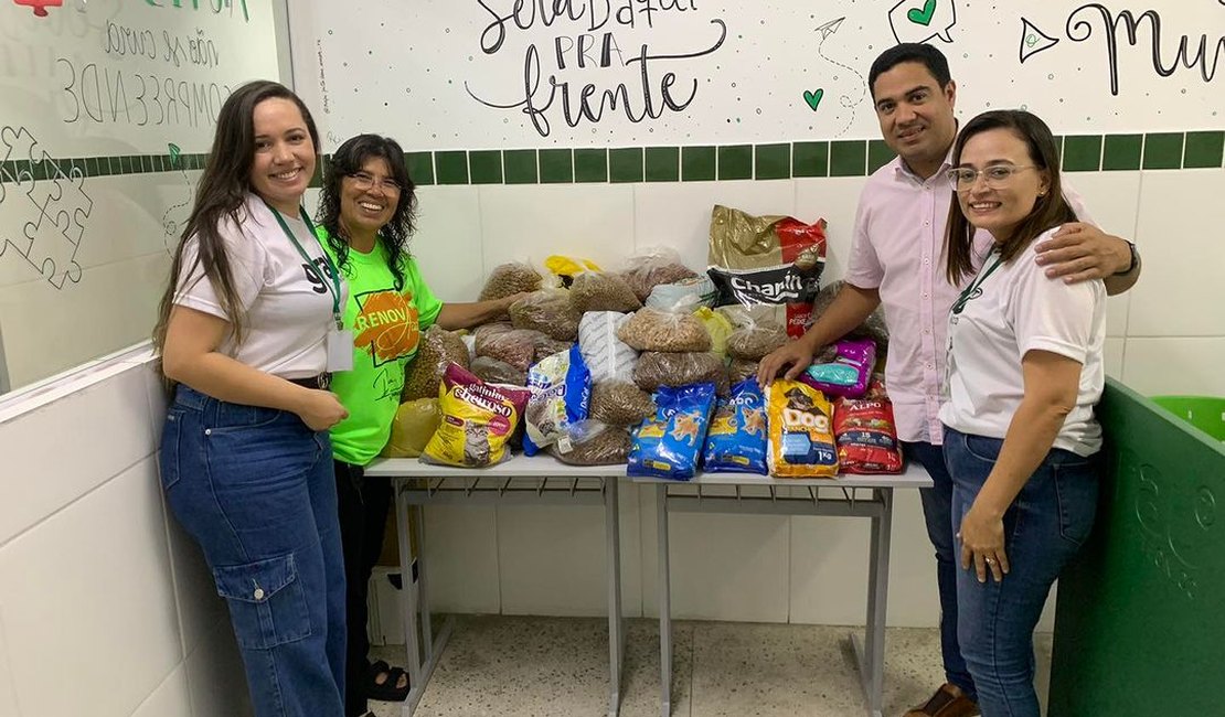 Em parceria com curso técnico, vereadora consegue arrecadar ração para animais de rua