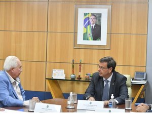 Sérgio Lira discute ações do turismo nos municípios com ministro Gilson Machado