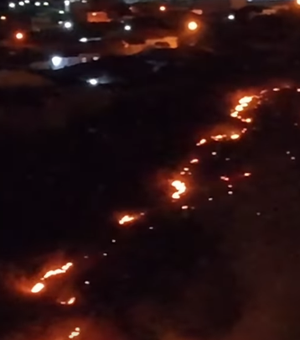 Incêndio de grandes proporções em área de mata assusta moradores de Santana