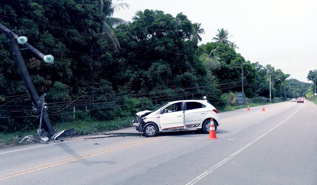 Colisão de carro em poste deixa gestante ferida em Ipioca