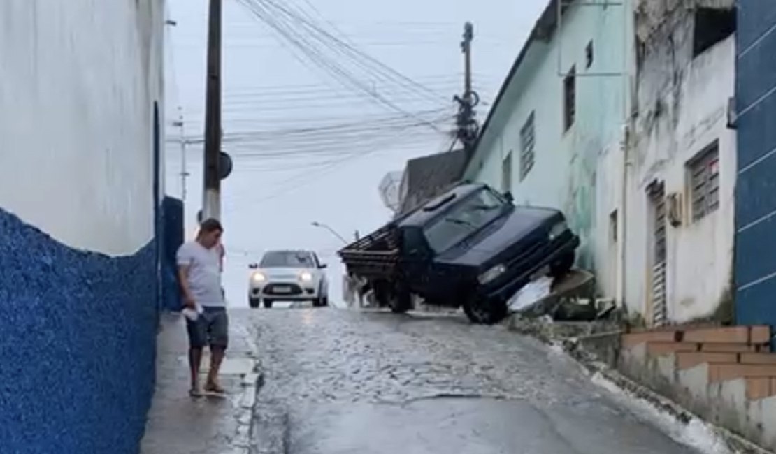 Motorista perde o controle da direção e caminhonete tomba em ladeira de Arapiraca