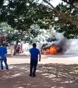 Ambulância pega fogo próximo da Ufal em Arapiraca