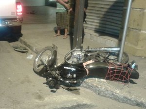 Mototaxista fratura perna em acidente no centro de Arapiraca