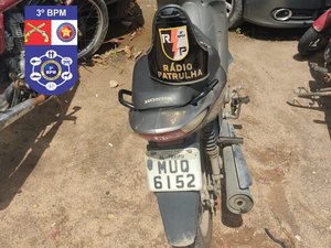 Populares denunciam veículo abandonado e militares recuperam moto roubada em Arapiraca