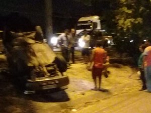 Condutor perde o controle da direção e capota com carro