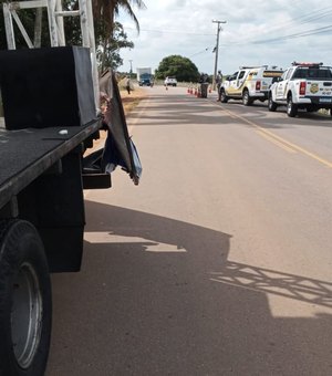 [Vídeo] Jovem que trabalhava com divulgação morre após cair de caminhão de publicidade na zona rural de Craíbas