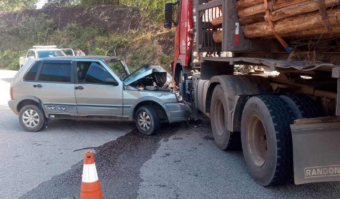 Carro de passeio e caminhão fueiro colidem em rodovia na Cachoeira do Mirim