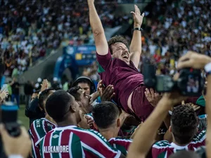 Auxiliar técnico exalta trabalho do 'gênio' Fernando Diniz após título carioca do Fluminense