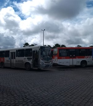 Ônibus parados no terminal do Benedito Bentes chamam atenção da população