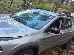 Jovem é encontrado morto dentro de carro em Riacho Doce; polícia investiga