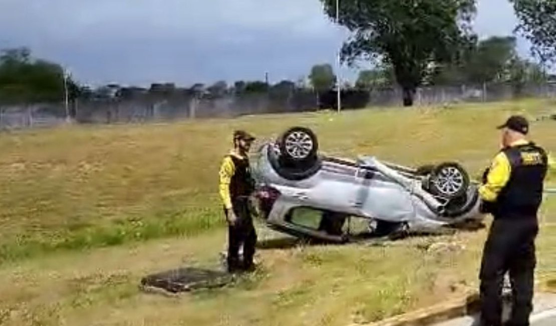 Carro capota na pista de acesso ao Aeroporto Internacional Zumbi dos Palmares