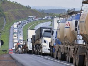 Economia dá sinal verde ao Congresso para aprovar auxílio a caminhoneiros, dentro do teto fiscal