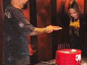 Gabigol celebra aniversário com festinha e ganha declaração de amor