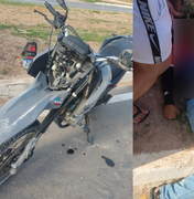 Colisão entre carro e moto deixa uma pessoa inconsciente e ferida na Rota do Mar, em Jacarecica