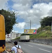 [Vídeo] Caminhão colide com poste e deixa trecho da Avenida Leste-Oeste com trânsito lento