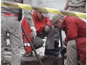 Homem é resgatado dentro de tubulação de esgoto