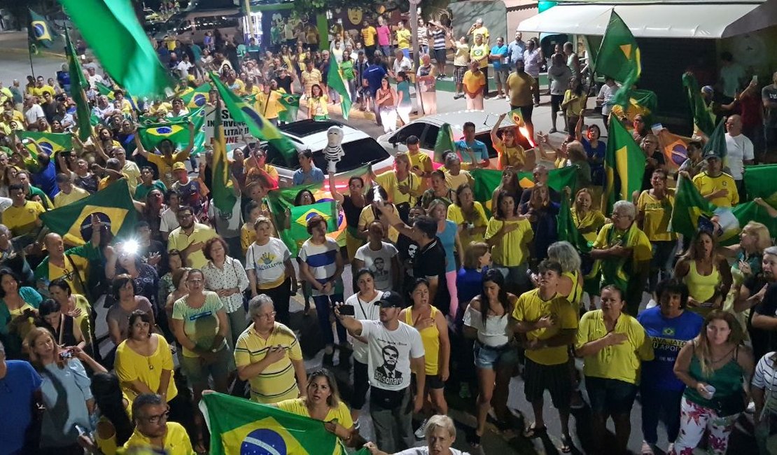 Manifestantes protestam contra STF sobre habeas corpus de Lula