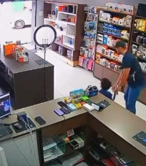 Jovem perde controle de bicicleta e acaba dentro de loja em Porto Calvo