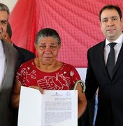 Moradores de Marechal Deodoro recebem escrituras pelo Moradia Legal