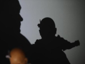 Mulher flagra pai abusando sexualmente da neta na piscina e chama a polícia