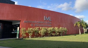 Homem é assassinado com seis tiros em frente ao IML na parte alta de Maceió