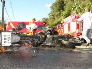 Colisão entre motos deixa duas pessoas gravemente feridas na parte alta de Maceió