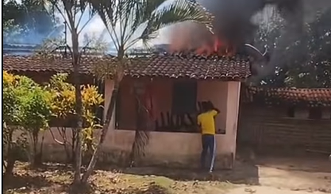 Incêndio destrói casa após explosão de medidor de energia em Maragogi