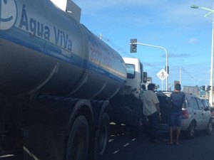Colisão entre caminhão e dois carros ocupa uma das faixas da Avenida Josefa de Melo