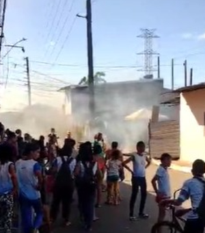 Pais e alunos de escola municipal de Maceió interditam via em protesto contra a falta de climatização