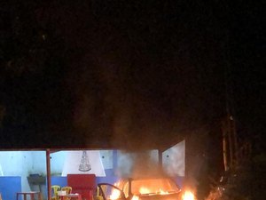 [Vídeo] Jovem é esfaqueado e carro é incendiado em Porto Calvo