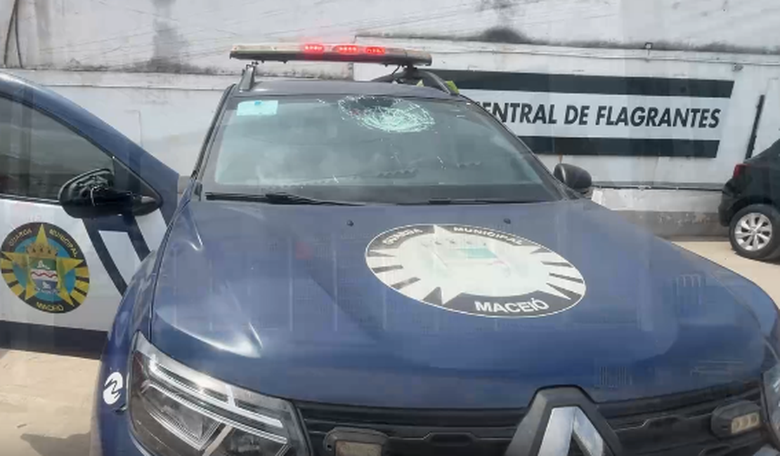 Homem em surto ameaça funcionários de Caps e danifica viatura da Guarda Municipal