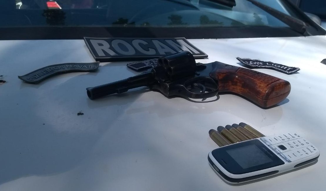 Polícia apreende arma de fogo dentro de veículo na Feira da Troca, em Arapiraca