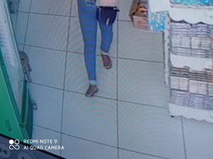 [Vídeo] Imagens de circuito de segurança flagram mulher furtando bolsa de cliente em supermercado