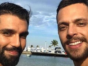 Cantor Silva passa ano novo romântico com namorado na Bahia