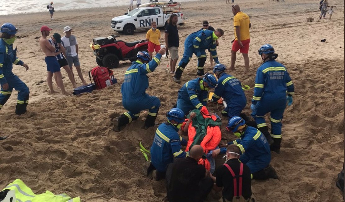 Adolescente cava buraco em praia na Inglaterra, é soterrado e precisa ser resgatado